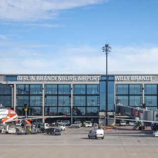 Zwei Flugzeuge stehen an einem Gate am Flughafen BER (Bild: picture alliance/dpa | Jan Woitas)