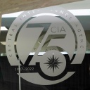Am Haupteingang des CIA-Gebäudes in Langley ist das CIA-Logo mit dem 75. Jubiläum und den Jahreszahlen (1947-2022) zu sehen