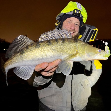 Der Berliner Jan Ebel mit einem Winterzander, gefangen in der Rummelsburger Bucht(Bild: rbb/E.Mickan)