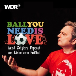 Arnd Zeigler hält das Logo zu Ball you need is love auf seiner Hand