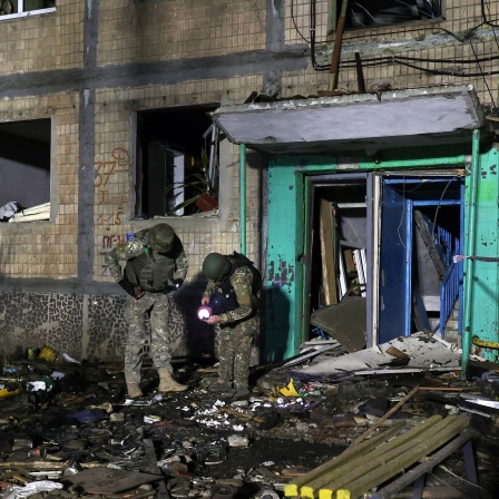 Soldaten stehen vor einem Wohnhaus, das durch einen russischen Raketenangriff beschädigt wurde (Archivbild)