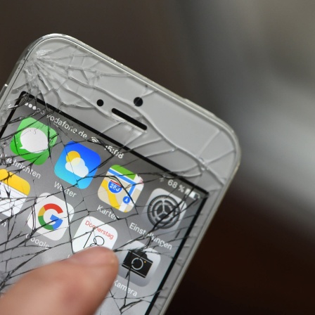 Ein gesplitterter, defekter Touchscreen eines Iphones