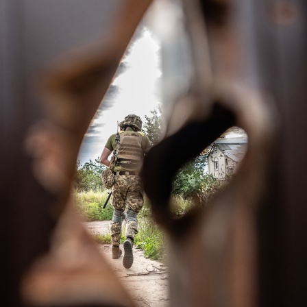 Ein Soldat an der Frontlinie der Stadt Charkiw