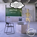Abiturprüfung an einem sehr veralteten PC mit einem sprechendem Skelett als Prüfer
