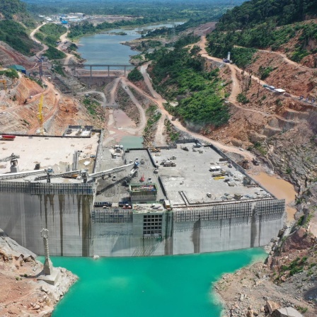 Blick auf die Baustelle eines riesigen Staudamms am Lancang-Mekong-Fluss