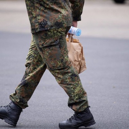 Symbolbild Bundeswehr: Ein Soldat mit Wasser und Essen in der Hand.