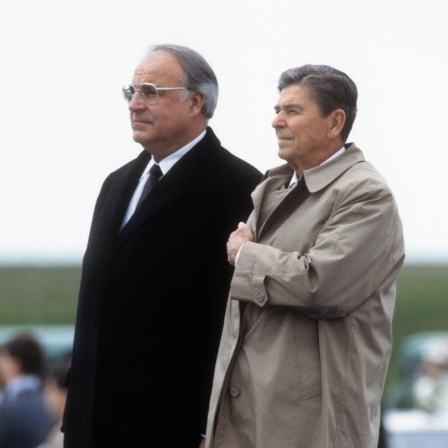Bundeskanzler Helmut Kohl (li.) und US-Präsident Ronald Reagan vor der Kranzniederlegung am Soldatenfriedhof in Bitburg am 5.5.1985.
