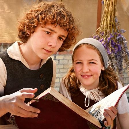 Rose (Alma von Aulock) und Heinrich (Leo Alonso-Kallscheuer) auf dem Markt (Quelle: rbb/Hardy Spitz)