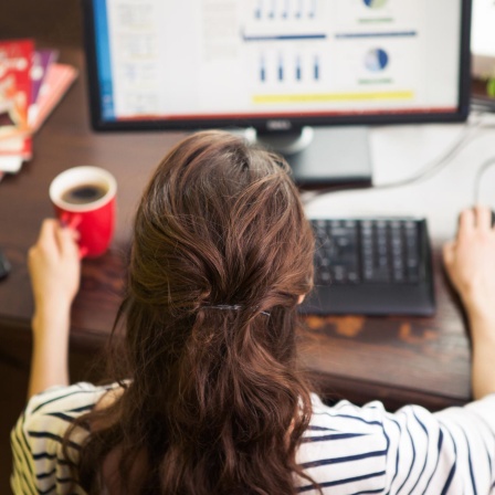 Eine Frau arbeitet am Computer