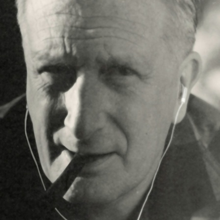Montage: Sir William Walton mit Kopfhörern.