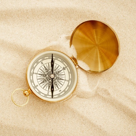 Kompass im Sand.
