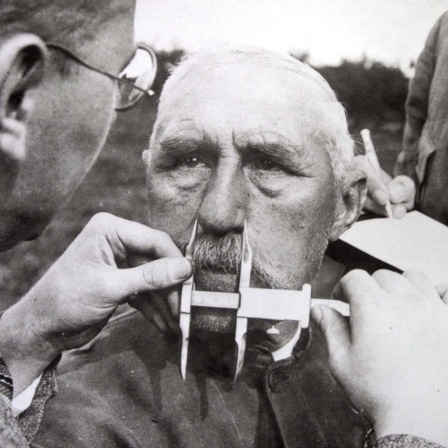 Aufnahme eines Fotos von der Vermessung eines Gesichts während der Zeit des Nationalsozialismus in der Ausstellung "Tödliche Medizin", im Deutschen Hygienemuseum in Dresden. 