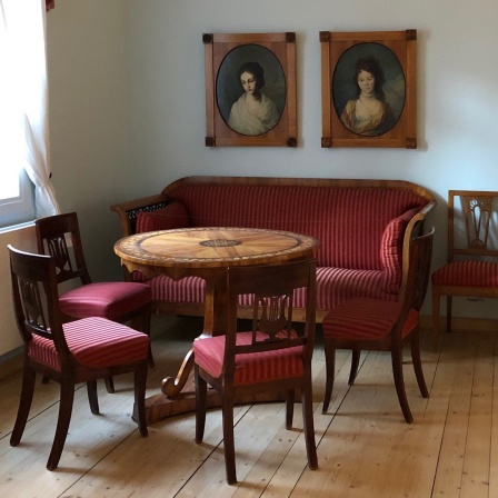 Zimmer mit Sitzecke, Gemälden und Schautafeln im Romantikerhaus Jena