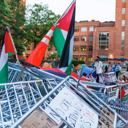 Menschen versammeln sich bei einem propalästinensischen Lager auf dem Campus der George Washington University.