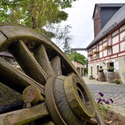 Liebevoll restauriert zeigt sich die historische Ölmühle von Dörnthal (Sachsen) am 05.06.2014.