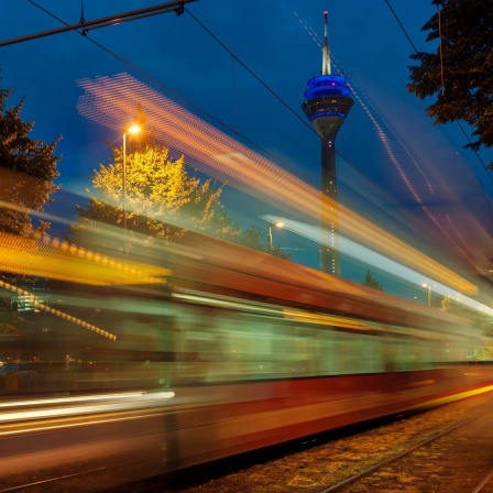 Lichtspuren von zwei Straßenbahnen bei Nacht, Düsseldorf