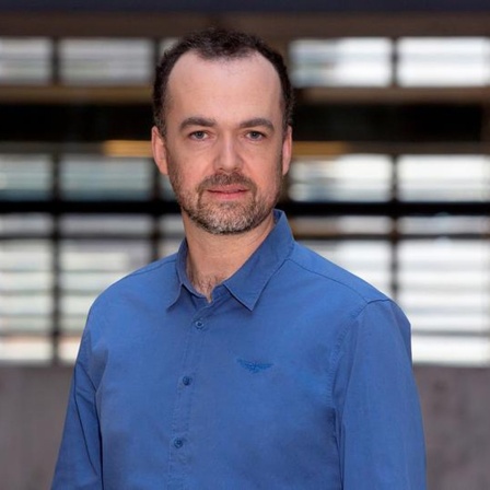 Redakteur Oliver Neuroth schaut in die Kamera. 
