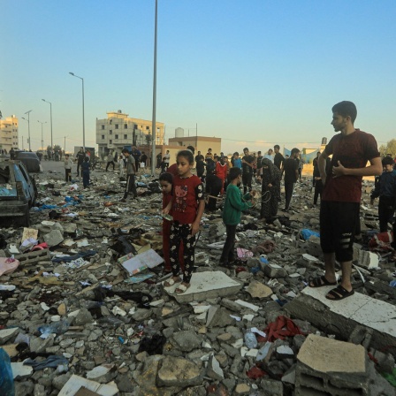 Palästinenser inspizieren ein zerstörtes Gebäude nach einem israelischen Luftangriff auf das Wohngebiet Hamad in Chan Junis (Gaza).