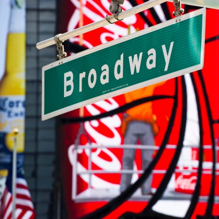 Straßenschild Broadway und Leuchtreklame am Times Square, Manhattan, New York