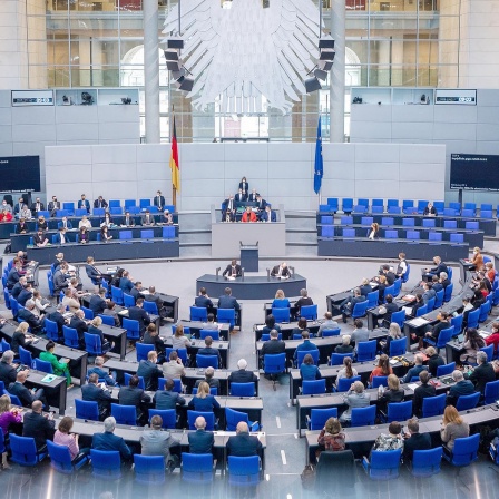 Die Abgeordneten verfolgen die Debatte im Plenum im Bundestag.