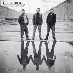 Die dreiköpfige Hamburger Band &#034;Fettes Brot&#034; zählt zu den legendärsten deutschen Hip-Hop-Gruppen überhaupt. Jetzt feiert ihr Album &#034;Am Wasser gebaut&#034; Jubiläum.