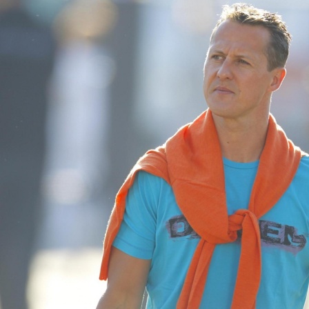 Michael Schumacher geht in Sportsachen spazieren. 