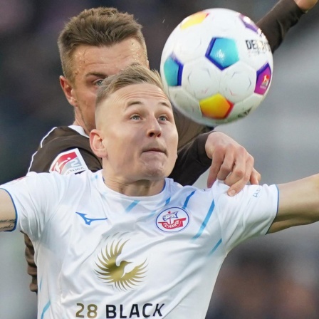 Kai Pröger vom FC Hansa Rostock während eines Kopfballduells