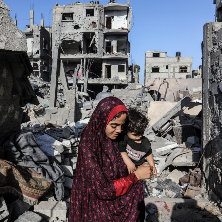 Die Palästinenserin Siham Rabaya steht in den Trümmern ihres zerstörten Hauses nach israelischen Luftangriffen im Lager Shaboura im Zentrum der Stadt Rafah im südlichen Gazastreifen, 4.11.2023