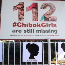 Poster der Kampagne #125Chibok girls im Stadtbild, der 125 Mädchen aus Chibok in Nigeria, die seit ihrer Entfürhung 2014 noch immer vermisst werden.