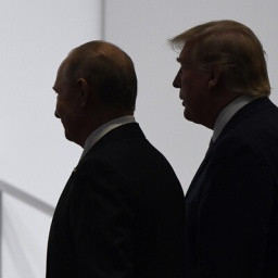 Auf diesem Foto vom 28. Juni 2019 gehen US-Präsident Donald Trump und der russische Präsident Wladimir Putin zu einem Gruppenfoto auf dem G20-Gipfel in Osaka, Japan.
