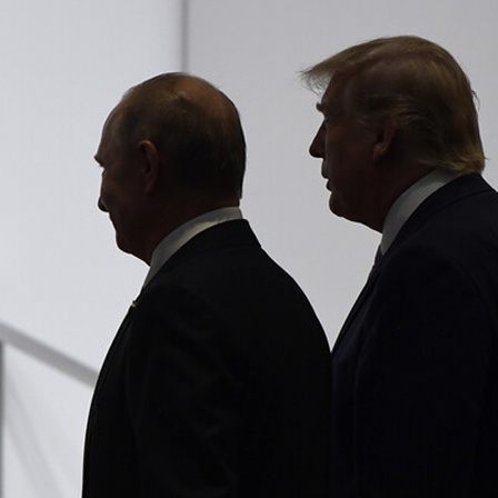 Auf diesem Foto vom 28. Juni 2019 gehen US-Präsident Donald Trump und der russische Präsident Wladimir Putin zu einem Gruppenfoto auf dem G20-Gipfel in Osaka, Japan.