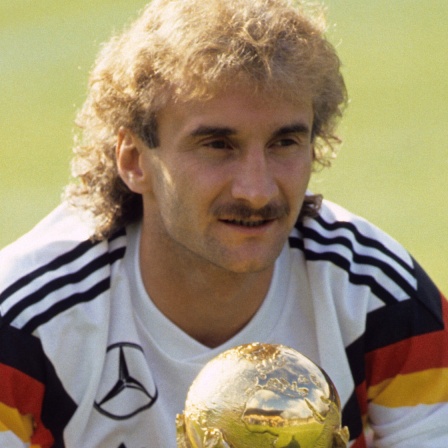 Rudi Völler 1990 mit Weltmeisterpokal (Archivbild)