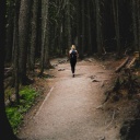 Eine Person läuft auf einem Waldweg