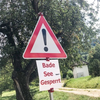 Warnschild mit der Aufschrift &#034;Badesee gesperrt&#034;: Umgekippte Badeseen sind nicht nur für die Umwelt eine Katastrophe, sie bergen auch für uns Menschen gesundheitliche Risiken.