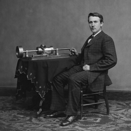 Thomas Alva Edison (1847 - 1931) mit dem 1877 von ihm erfundenen Zinnfolienphonographen. Foto um 1877/78.