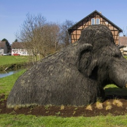 Eine Mammutfigur im Eiszeitgartem von Schloss Salder in Salzgitter.