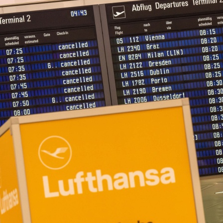 Flughafenstreiks - Anzeigetafel mit gecancelten Flügen