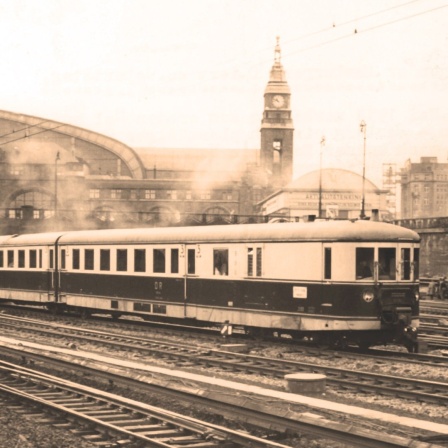 Der "Fliegende Hamburger" vor dem Hauptbahnhof in Hamburg im Jahr 1953. 