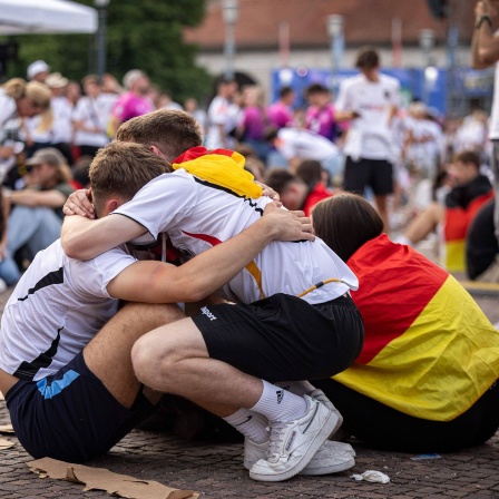 Fans der deutschen Nationalmannschaft liegen in Traenen nach dem Spiel gegen Spanien