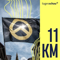 Die Flagge der rechtsextremen Identitären weht in der Bewegung in der Luft. 