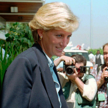 Prinzessin Diana 1996 umringt von Pressefotografen