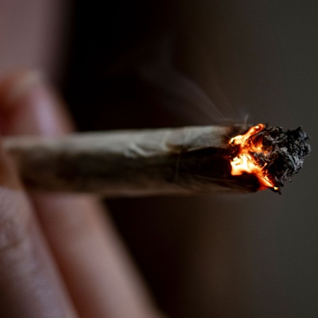 Eine Person raucht einen Joint (Bild: picture alliance/dpa/Fabian Sommer)