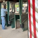 Zwei Männer stehen an einem Schießübungsplatz in Texas
