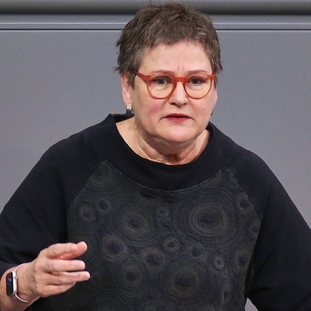 Die SPD-Bundestagsabgeordnete Leni Breymaier bei einer Rede.