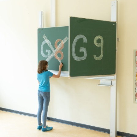 G8/G9 als Schrift auf einer Tafel