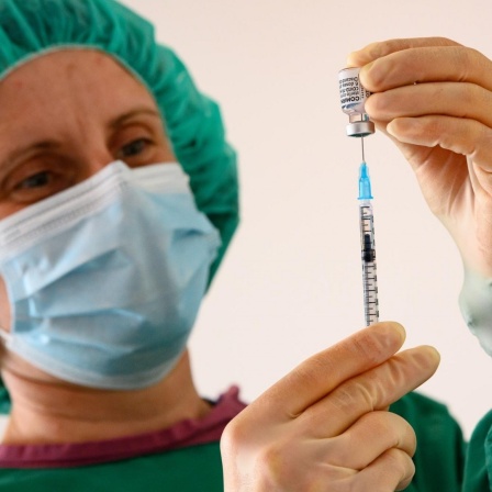 Bianka Gödicke, Pharmazeutisch-technische Assistenten (PTA) der Universitätsmedizin Göttingen (UMG), zieht bei der Betriebsimpfung der Sartorius AG eine Spritze mit dem Corona-Impfstoff von Biontech/Pfizer auf.