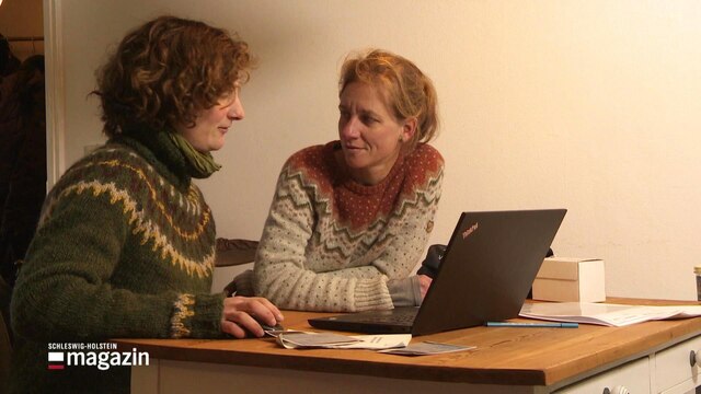 Zwei Frauen vor einem Laptop.