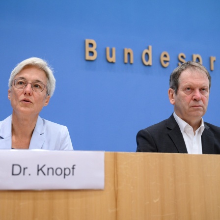 Hans-Martin Henning (r) und Brigitte Knopf in der Bundespressekonferenz