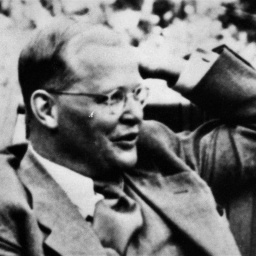 Der evangelische Theologe und Widerstandskämpfer Dietrich Bonhoeffer sitzt im Juli 1939 im Garten einer Pension in London