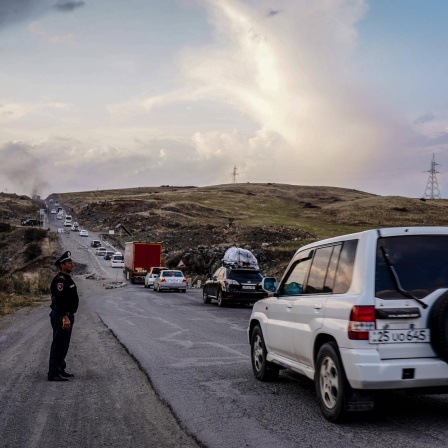 29. September 2023, in der Nähe von Goris, Armenien: Eine Reihe von Autos, teils voller persönlicher Gegenstände, stehen entlang der Autobahn nach Armenien. 